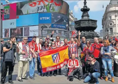  ??  ?? COLORIDO. La afición del Atlético dio colorido a los sitios turísticos de Londres en sus anteriores visitas.