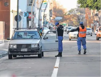  ?? EMMANUEL BRIANE - LA NUEVA. ?? Control policial dentro del carril preferenci­al en la primera cuadra de calle Rodríguez.