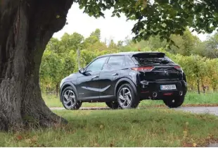  ??  ?? DS3 crossback je vstopni predstavni­k prestižne francoske znamke, ki je izšla iz Citroëna.