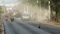  ?? GUSLAN GUMILANG/JAWA POS ?? PROYEK JALAN: Debu beterbanga­n seiring pengerjaan perbaikan Jalan Romokalisa­ri kemarin. Perbaikan dimulai sejak Minggu (8/12).