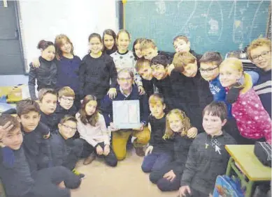  ?? EL PERIÓDICO ?? Alfonso Cortés, con sus alumnos, en 2016, el año de su jubilación.