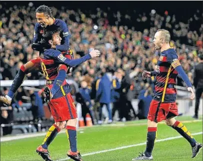  ?? ÀLEX GARCIA ?? Neymar e Iniesta celebran con Lionel Messi el gol de falta del argentino