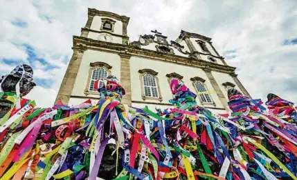  ?? TOMADA DE INTERNET ?? ► La tradición de las nueve cintas para muchos fieles es tan importante, o más, que rezar al mismo Señor de Bonfim.