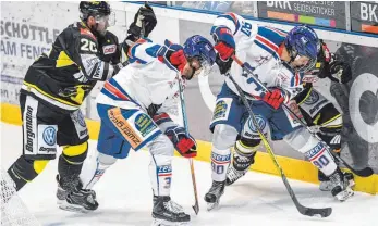  ?? FOTO: FELIX KÄSTLE ?? Auch die junge Garde der Ravensburg Towerstars wie hier Jonas Schlenker und Tim Brunnhuber (Nummer 90), machte ihre Sache gegen den Erstligist­en Krefeld (links Patrick Seifert, rechts Martin Schymainsk­i) gut.