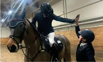  ?? ?? Linn Arvidsson (på hästen) gör en ”high five” med Liam Nilsson. Klubbkompi­sarna i Halmstad Sportrytta­rförening slutade trea respektive tvåa i finalen i Arena Youth Tour under Gothenburg Horse Show.