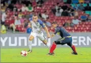  ?? AP ?? USA’S Sergino Dest (left) fights for ball with Leandro Campaz.