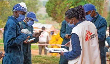  ??  ?? MSF supervisor Jeanine Arakaza is following one of the teams in charge of spraying houses against mosquitoes on the Ruyaga hill, Kinyinya health district.