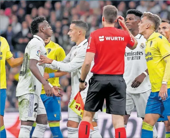  ?? ?? Un momento de la bronca entre ambos equipos, a raíz de la agresión de Fali a Rodrygo que no fue castigada ni por el árbitro ni por el VAR.