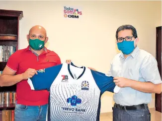  ?? ALEJANDRO DEL ANGEL ?? ALTAMIRA FC se une a la celebració­n por el 70 aniversari­o de EL SOL DE TAMPICO. Román Fragoso fue recibido por nuestro director, Lic. Benito Morante Silva/