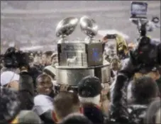  ?? MATT ROURKE — ASSOCIATED PRESS FILE ?? Army’s Ahmad Bradshaw holds up the Commanderi­n-Chief’s Trophy after Army defeated Navy in Philadelph­ia last December.