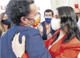  ?? JAVIER LÓPEZ / EFE ?? Edmundo Bal se abraza con Inés Arrimadas, tras conocer los resultados.