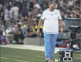  ?? (Photos AFP) ?? C’était en août dernier, quand Marcelo Bielsa quittait l’OM après une défaite au Vélodrome contre Caen.