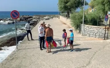  ??  ?? Non si passa Un momento del video in cui la security dell’albergo blocca il passaggio al turista