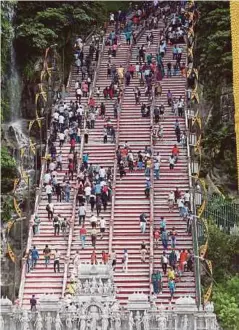  ??  ?? ORANG ramai menaiki tangga ke Kuil Sri Subramaniy­ar Swamy, Batu Caves sempena sambutan Hari Deepavali, semalam.