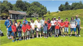  ?? FOTO: MAJA BECK ?? Freuen sich auf die Runde auf dem Golfplatz: die Teilnehmer des Charity-Turniers.