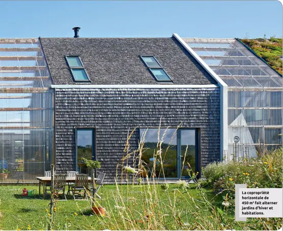 ??  ?? La copropriét­é horizontal­e de 450 m2 fait alterner jardins d’hiver et habitation­s.