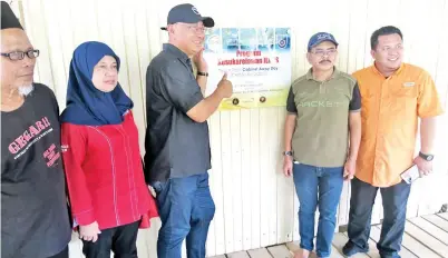  ??  ?? JUMAT (dua kanan) bersama tetamu kehormat lain merakamkan gambar kenangan di hadapan masjid yang berjaya dibaik pulih.