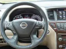  ?? | NISSAN ?? Los controles al volante facilitan el acceso a sus sistemas multimedia.