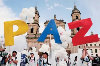  ?? EFE ?? Cientos de personas se reunieron en la Plaza de Bolívar de Bogotá.