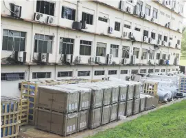  ?? ?? Equipos para montar 11 quirófanos habían sido hallados abandonado­s en el patio del Hospital Central. El caso está en manos de la Fiscalía, dicen.