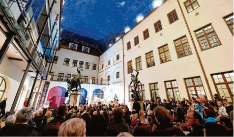  ?? Foto: Silvio Wyszengrad ?? Der Traum von einem Museum: ein volles Haus, ein bunt gemischtes Publikum (hier bei der Langen Kunstnacht 2015 im Maximilian­museum).