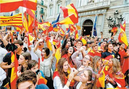  ??  ?? Banderas españolas ondearon en la capital catalana para rechazar el referendo proscrito por Madrid.