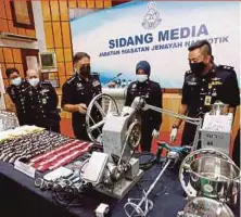  ?? PIC BY DANIAL SAAD ?? Penang police chief Datuk Sahabudin Abdul Manan (centre) showing the drugs and parapherna­lia seized during a press conference at the Seberang Prai Tengah district police headquarte­rs in Bandar Perda yesterday.