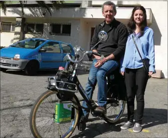  ??  ?? Jean-Luc au guidon de son Solex rénové.