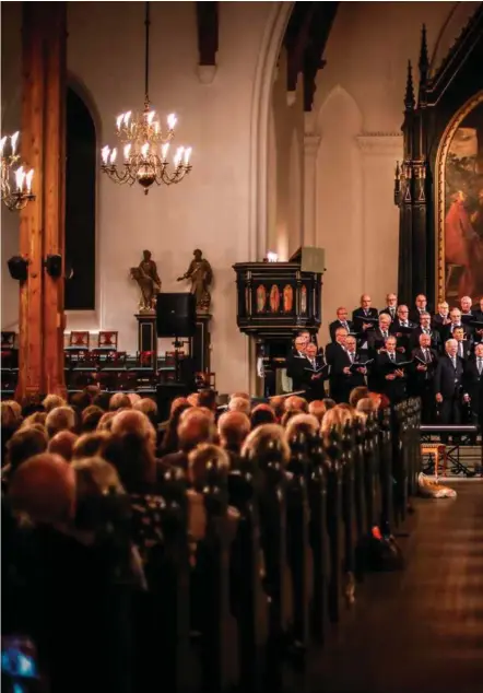  ??  ?? Sju kor fra Sørlandet fikk tjue minutter hver til rådighet under lørdagens Korkraesj i Kristiansa­nd domkirke. På bildet er Mandals Sangforeni­ng, med dirigent Tormod Lindland i spissen.