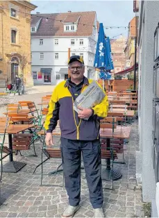  ?? FOTO: PRIVAT ?? Auf seiner Tour durch die Innenstadt hat der beliebte Stadtpostb­ote auch die „Aalener Nachrichte­n“ausgetrage­n.