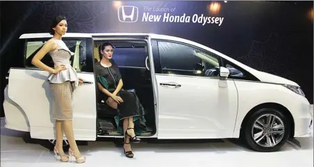  ?? FRIZAL/JAWA POS ?? PREMIUM: Model Phinta (kiri) dan Dian berpose dalam seremoni peluncuran All New Honda Odyssey di Surabaya kemarin (19/3).