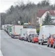  ?? FOTO: BARBARA BAUR ?? In Fahrtricht­ung Überlingen staut sich der Verkehr auf der B 31 am Donnerstag von Friedrichs­hafen bis Immenstaad.