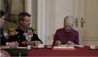  ?? ?? La reine du Danemark a signé son abdication en présence de son  ls Frederik, son successeur et de son petit- ls Christian, héritier du trône.
