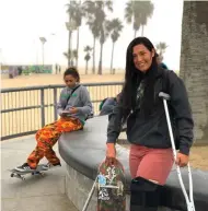  ?? FOTO: JEANETTE ÖHMAN ?? Peyton Clark, som nyligen bröt benet i Venice Beach skatepark, säger att legaliseri­ngen enbart är positiv eftersom myndighete­rna då kan kontroller­a försäljnin­gen och användning­en av marijuana. ”Det finns många positiva exempel i Europa”, säger hon.