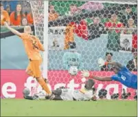  ?? (AFP) ?? Netherland­s’ midfielder Davy Klaassen (L) celebrates scoring past Senegal’s goalkeeper Edouard Mendy during Group A match of FIFA World Cup Qatar 2022 at the Al Thumama Stadium in Doha on Monday.