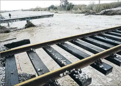 ?? ÀLEX GARCIA ?? Los puentes d’en Pixota en Malgrat de Mar destruidos por el río Tordera