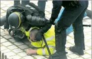  ??  ?? Dutzende Gelbwesten wurden von der Polizei gestoppt.