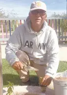  ??  ?? • Manuel Mondragón Abdala utiliza las botellas que la gente tira y las transforma en bebederos o las usa para llevar el agua.