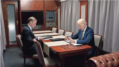  ?? ?? Joe biden en un tren con el asesor de seguridad nacional Jake Sullivan