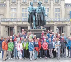  ?? FOTO: VEREIN ?? Wanderfreu­nde des Schwäbisch­en Albvereins lassen sich vor dem Goethe-Schiller-Denkmal ablichten.