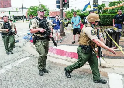  ?? EFE ?? Fuerzas de seguridad inspeccion­an el lugar del tiroteo ayer en Chicago