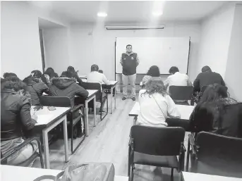  ?? ?? Estudiante­s rindiendo el examen de final de semestre en Quito.