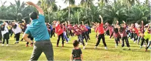  ??  ?? PESERTA merentas desa bersenam robek sebelum memulakan larian merentas desa.