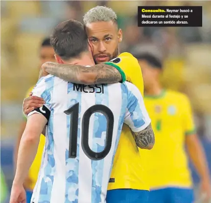  ??  ?? Consuelto. Neymar buscó a Messi durante el festejo y se dedicaron un sentido abrazo.