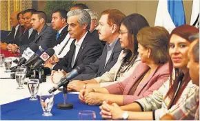  ??  ?? Rechazo. La nueva dirigencia del COENA plantea diálogo con los partidos políticos, incluido el FMLN, pero se muestra cerrado en dar votos para préstamos.