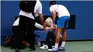  ??  ?? Novak Djokovic ayuda a la jueza de línea después de golpearla inadvertid­amente con una pelota en un arrebato de frustación.