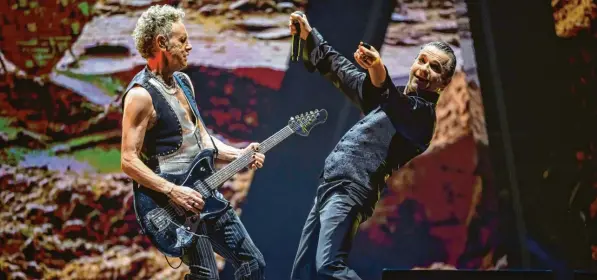  ?? Foto: Stefan M. Prager ?? Hatten in München sichtlich Spaß: Martin Gore (an der Gitarre) und Dave Gahan.