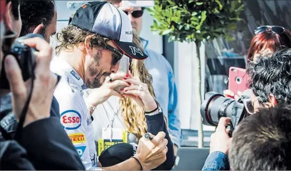  ?? LLIBERT TEIXIDÓ ?? Fernando Alonso firmando autógrafos ayer en el Circuit de Barcelona-Catalunya