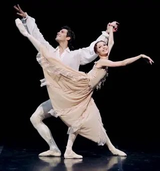  ??  ?? Balletto «L’histoire de Manon» (alla Scala nella versione di MacMillan) vede Bolle e Zacharova per la prima volta insieme