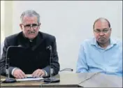  ?? HT PHOTO ?? ■ Chief secretary DS Dhesi and (right) Hisar commission­er Rajeev Ranjan addressing mediaperso­ns in Hisar.